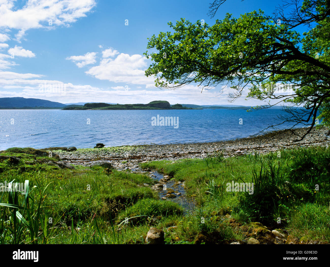 Port-Moluag, Lismore Insel, Argyll, St Moluag traditionelle Landeplatz c AD562: SSE auf Eilean Dubh in Lynn Lorn, Festland nach hinten anzeigen. Stockfoto