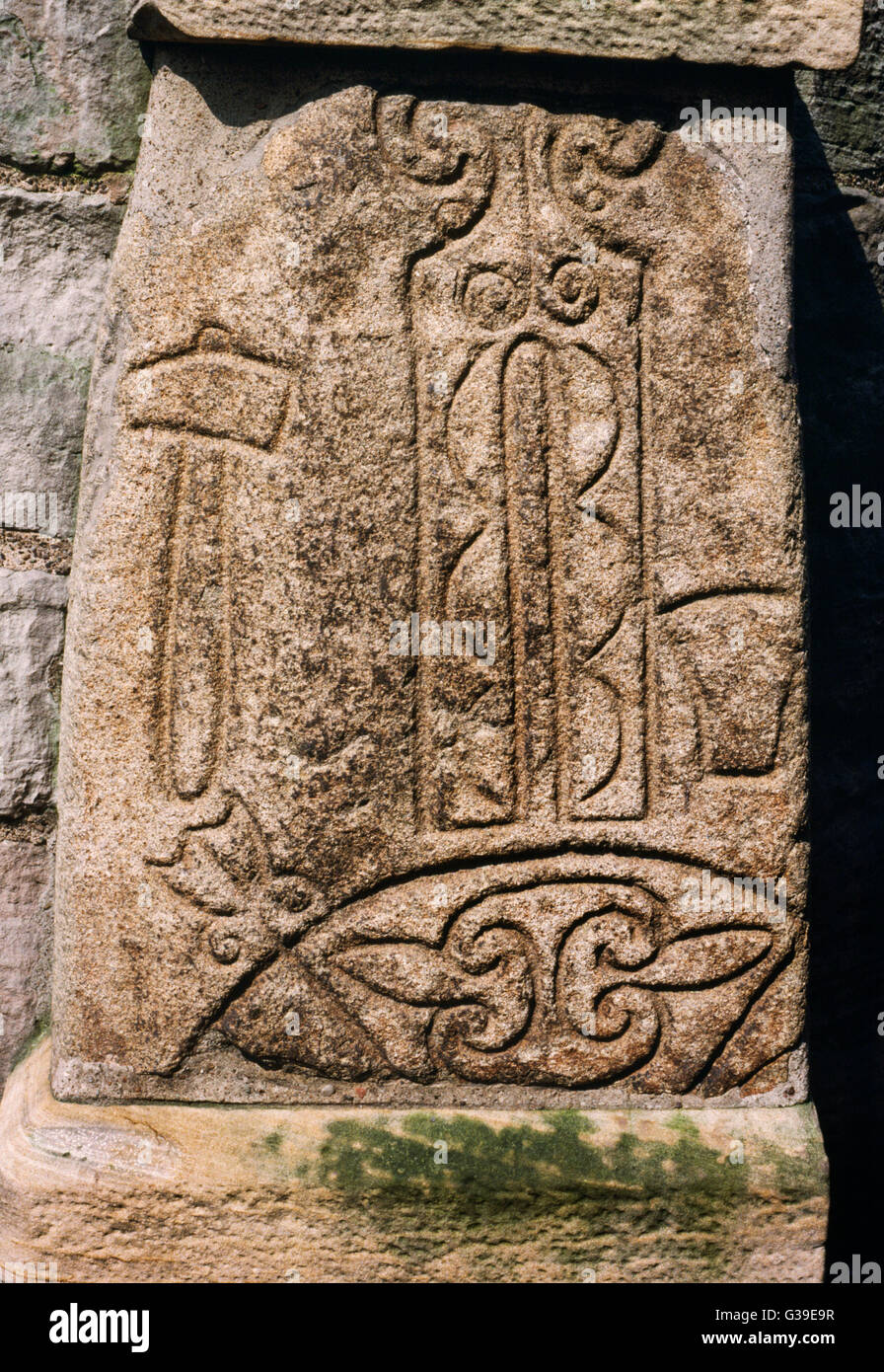 Abernethy, Perthshire, C7th Klasse I Pictish Stein mit eingeritzten Symbolen: ein "Stimmgabel", Schmiede Hammer, Amboss, Halbmond & V-Rod. Stockfoto
