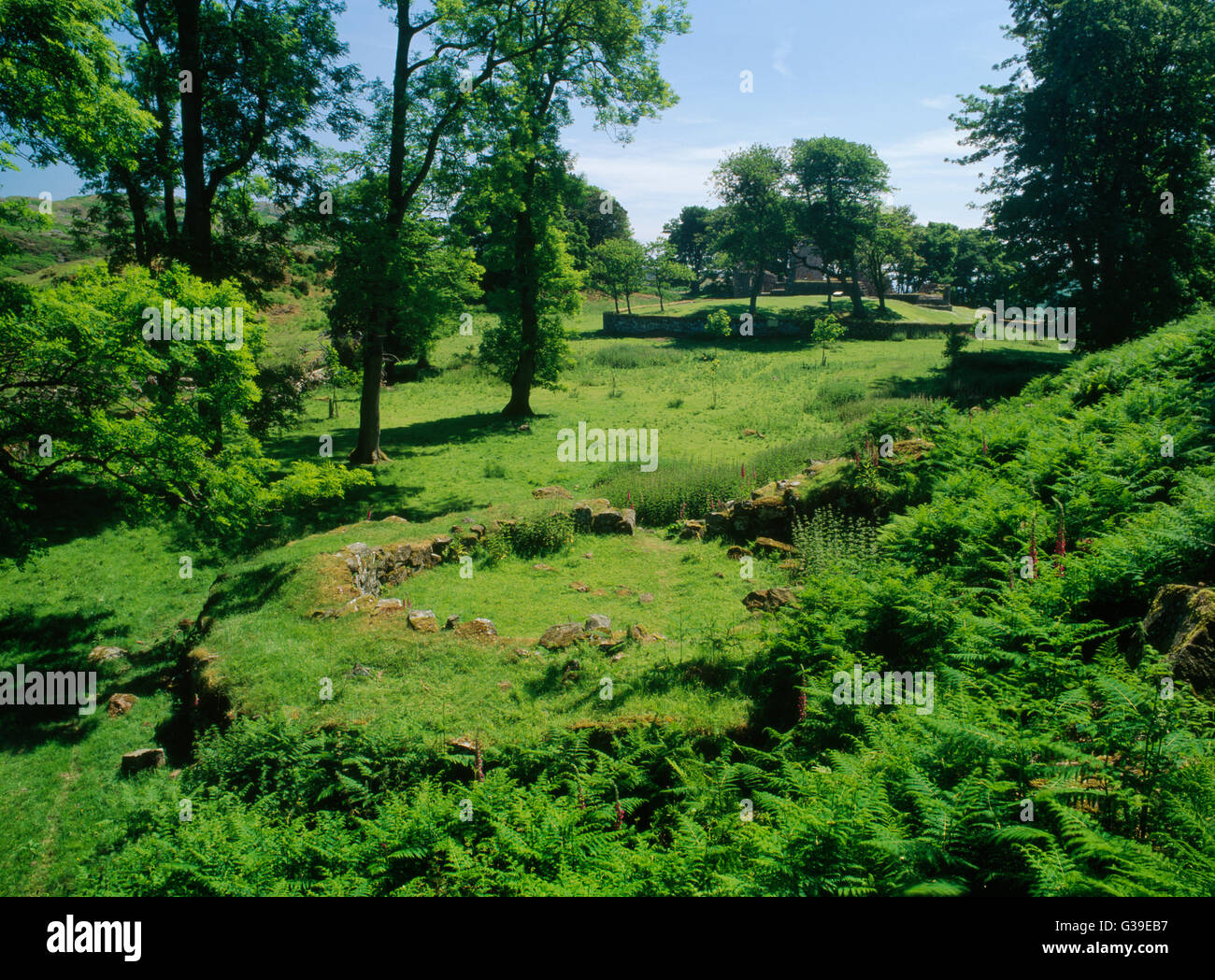 Die Kessel am NW-Rand des St Blane C6th Kloster, Bute, wo das N Stück der "Vallum" trifft die Klippe, die W-Grenze bildet. Stockfoto