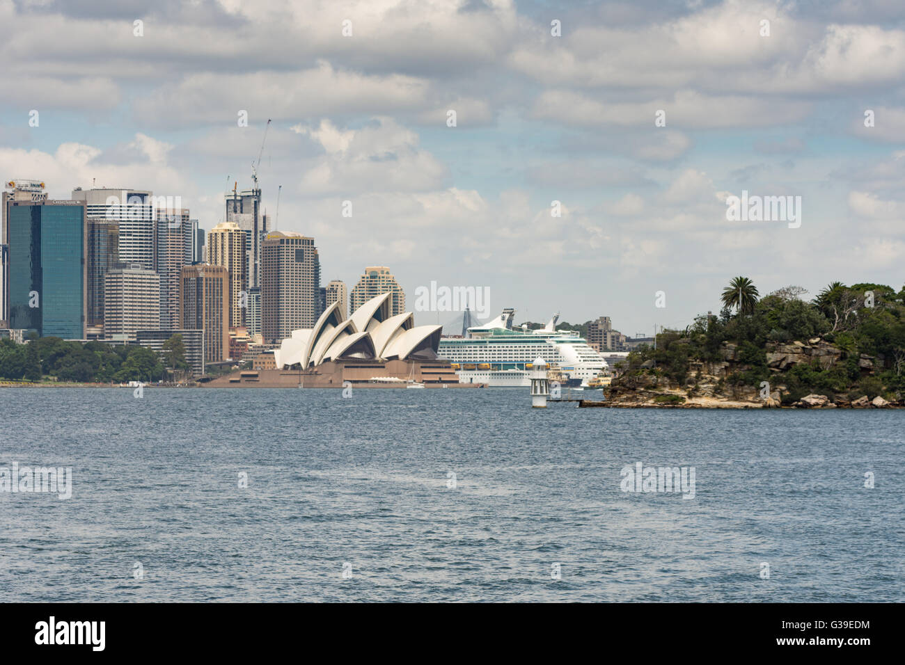 Australien Sydney Panorama bewölkten Himmel und hellen Stadtbild Linie Stockfoto