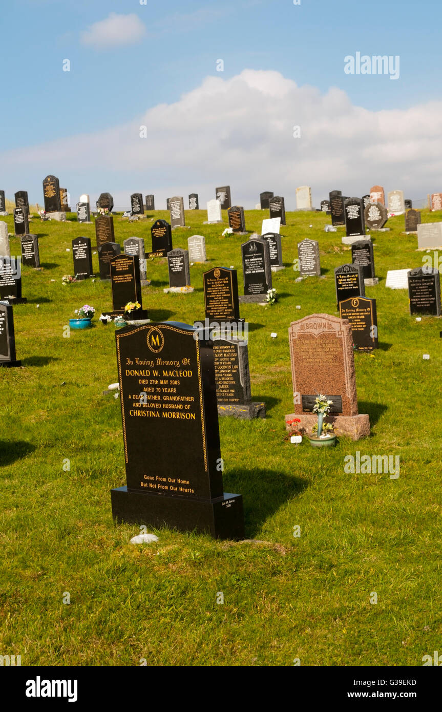 Grabsteine auf einem Friedhof auf dem Machair hinter Luskentyre Strand in South Harris auf den äußeren Hebriden. Stockfoto