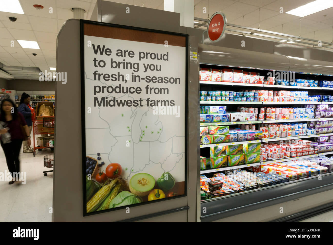 Ein Zeichen Werbung Midwest Bauernhof Essen in einem Ziel-Supermarkt in Chicago. Stockfoto