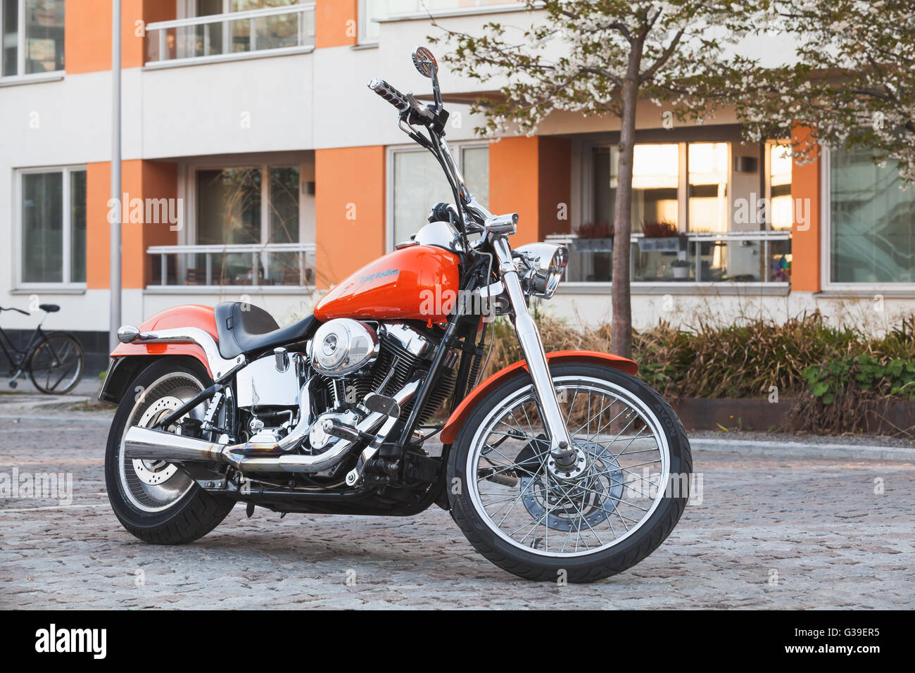 Stockholm, Schweden - 4. Mai 2016: Glänzende rote Straßenmotorrad mit verchromten Details von Harley-Davidson Motor Company steht geparkten Stockfoto