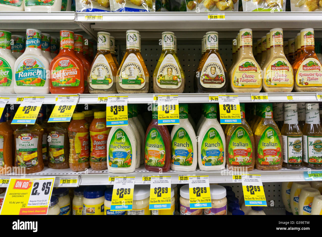 Flaschen des Verbandes in den Regalen der amerikanischen Supermarkt. Stockfoto