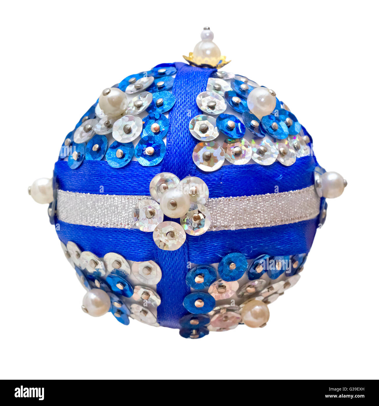 hausgemachte blau Weihnachtskugel isoliert auf weißem Hintergrund Stockfoto