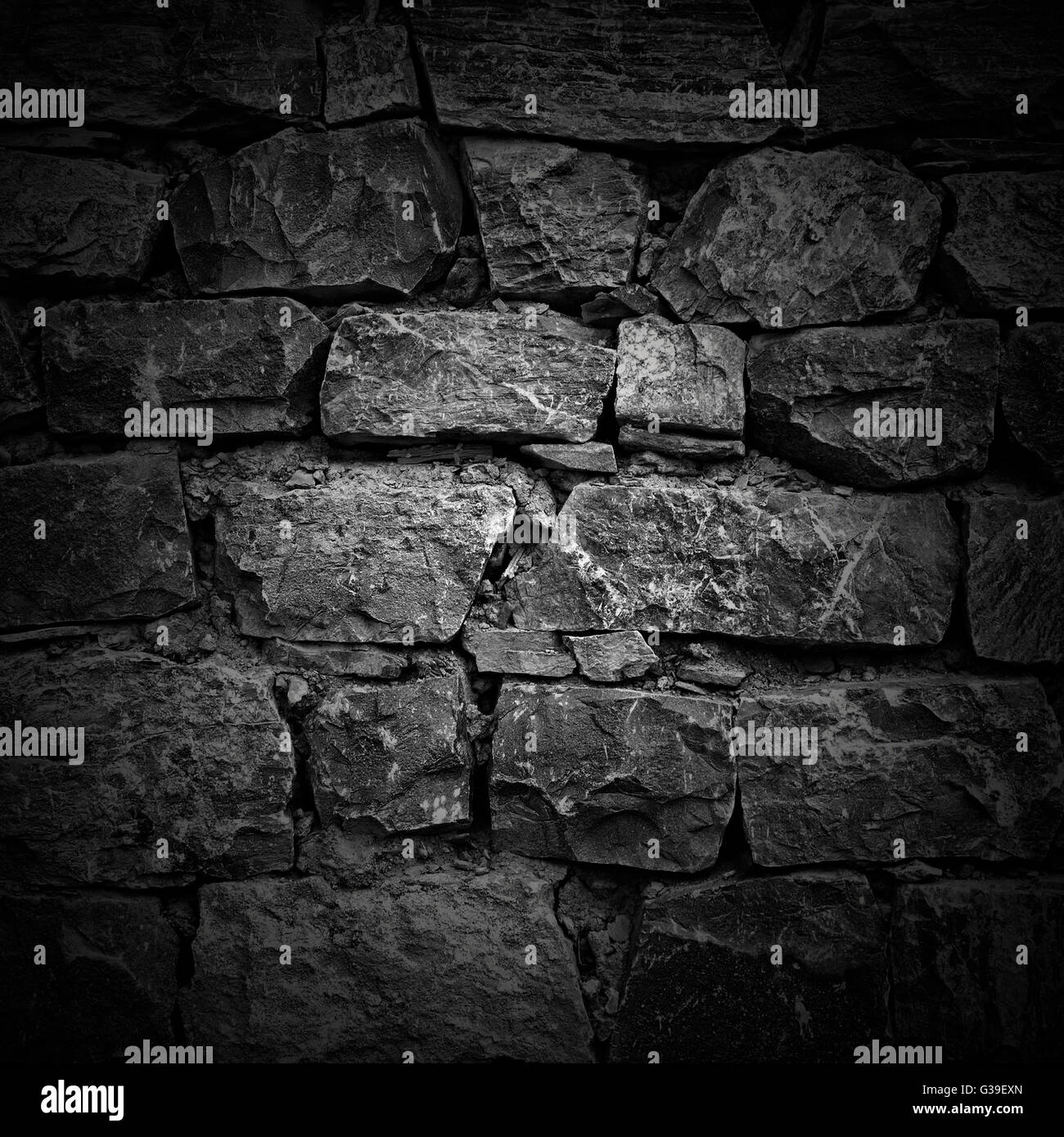 Mauer aus groben Steinen im Hintergrund. Lichteffekt Stockfoto