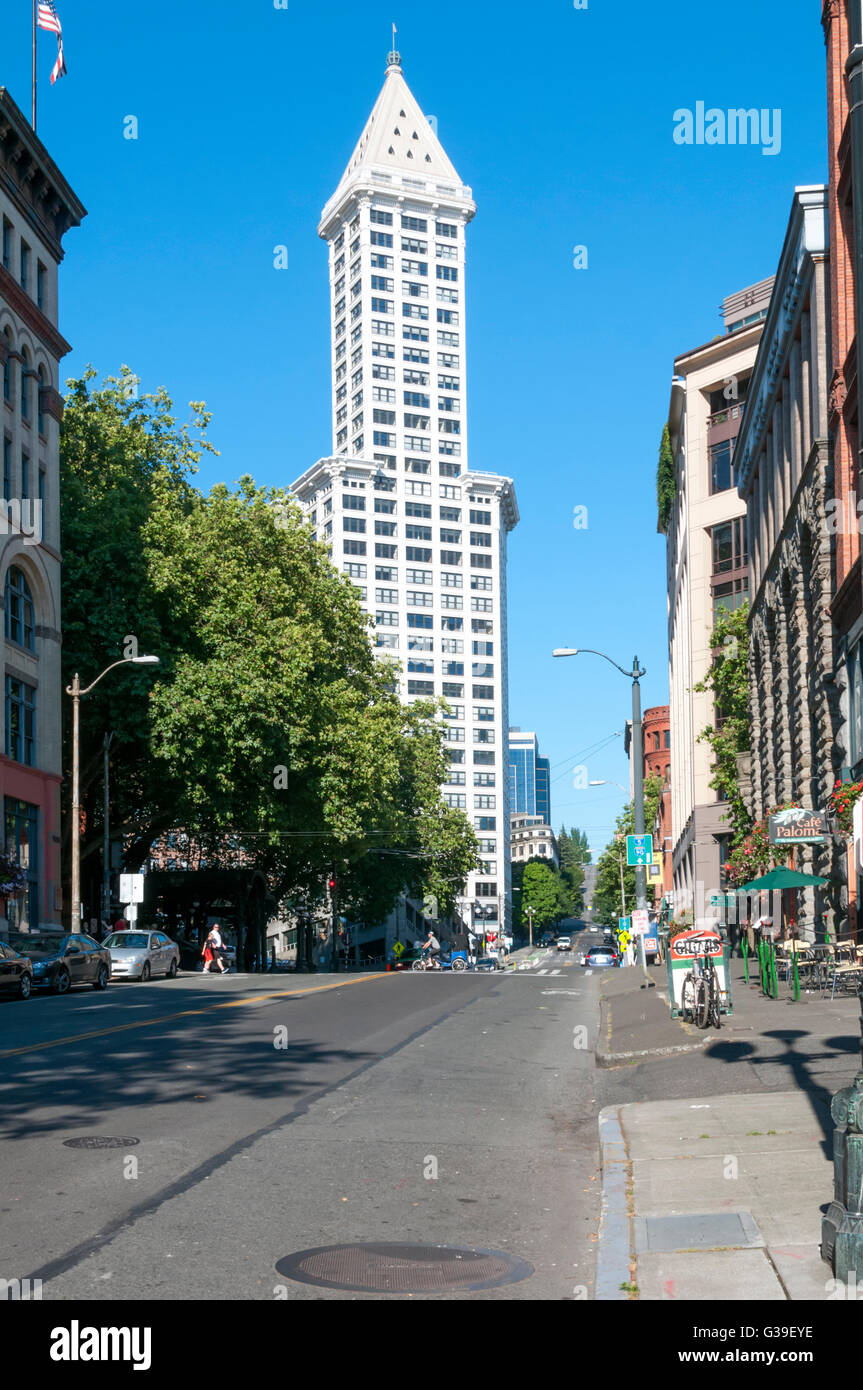 Der Smith Tower am Pioneer Square gesehen von Yesler Weg, Seattle - die ursprüngliche Skid Row. Stockfoto