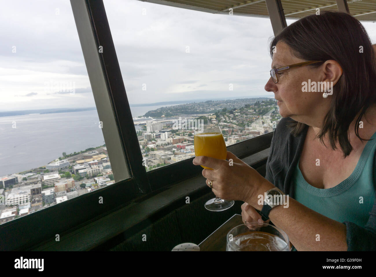Frau mit Essen im Drehrestaurant an Spitze der Space Needle, Seattle. Stockfoto
