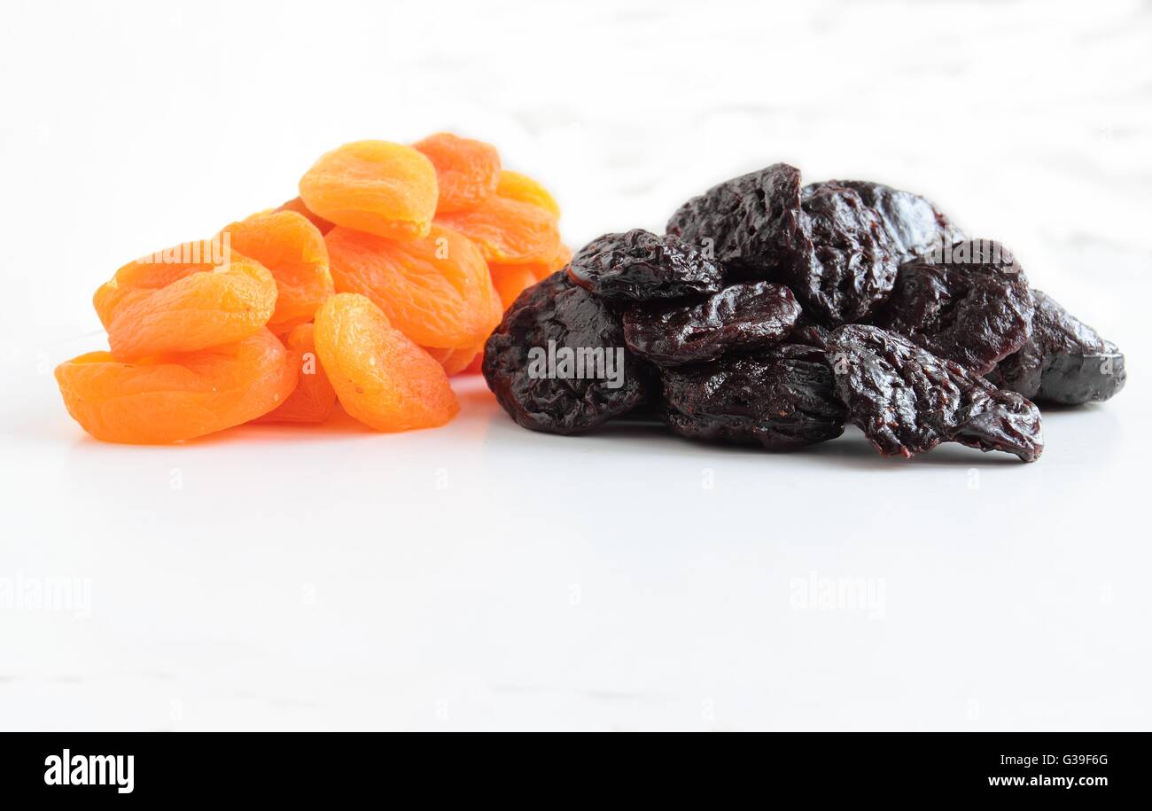 Getrocknete Pflaumen und Aprikosen Obst auf weißem Hintergrund Stockfoto