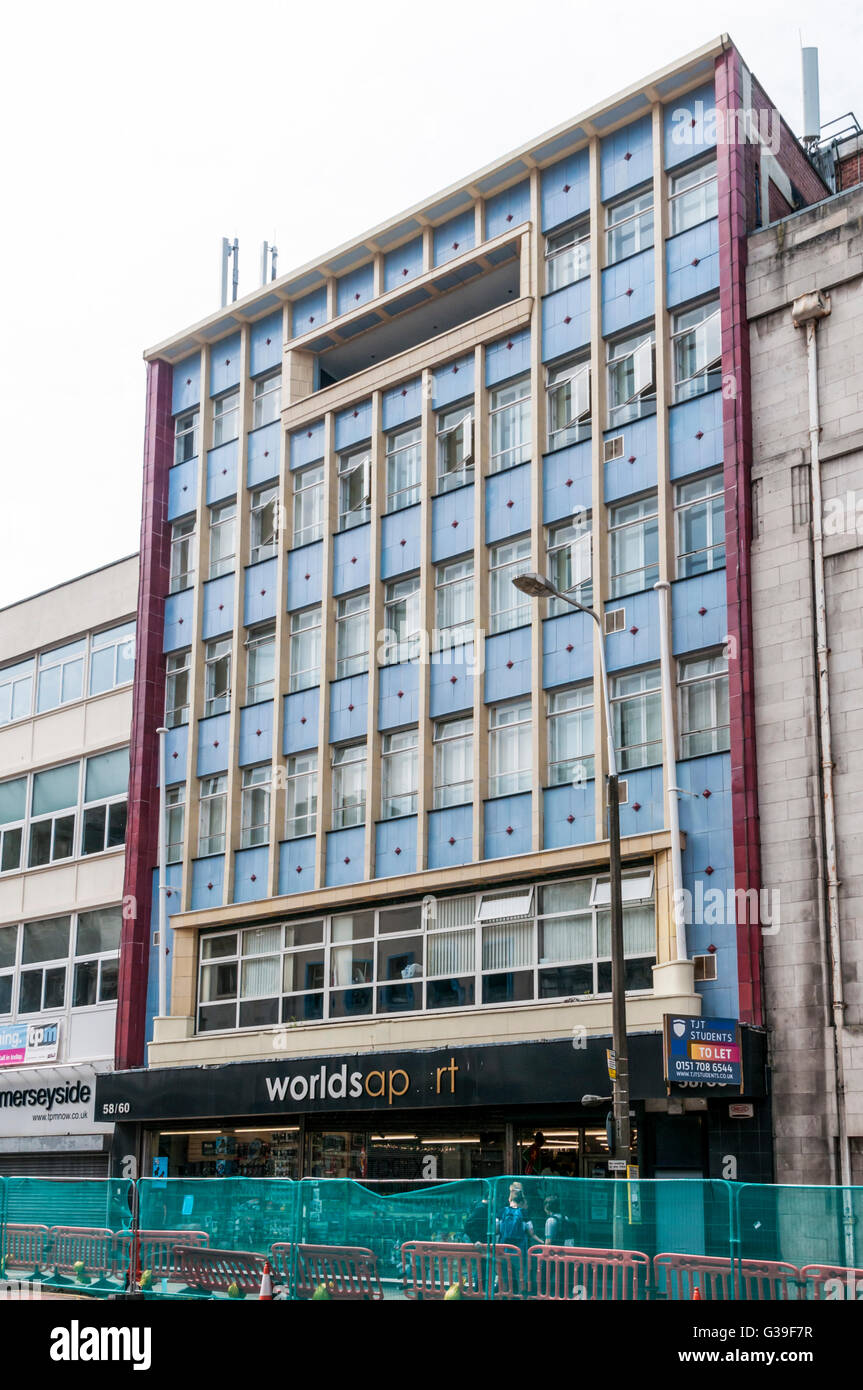 Ein modernistisches Gebäude bei 58-60 Lime Street, Liverpool. Worlds Apart im Erdgeschoss Comics und Graphic Novels an Sammler verkaufen. Stockfoto