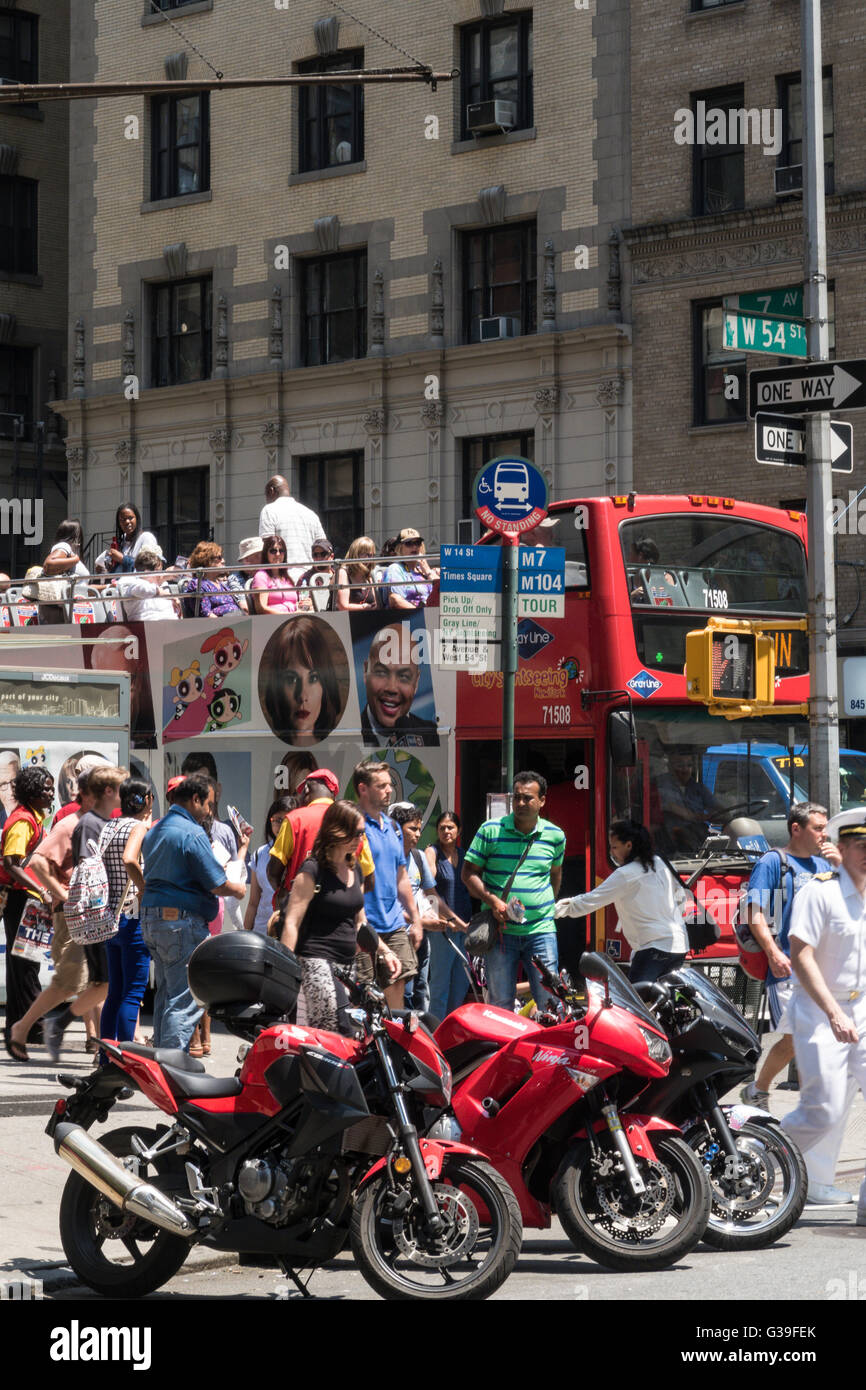 Double Decker Tourbus an Kreuzung, NYC Stockfoto