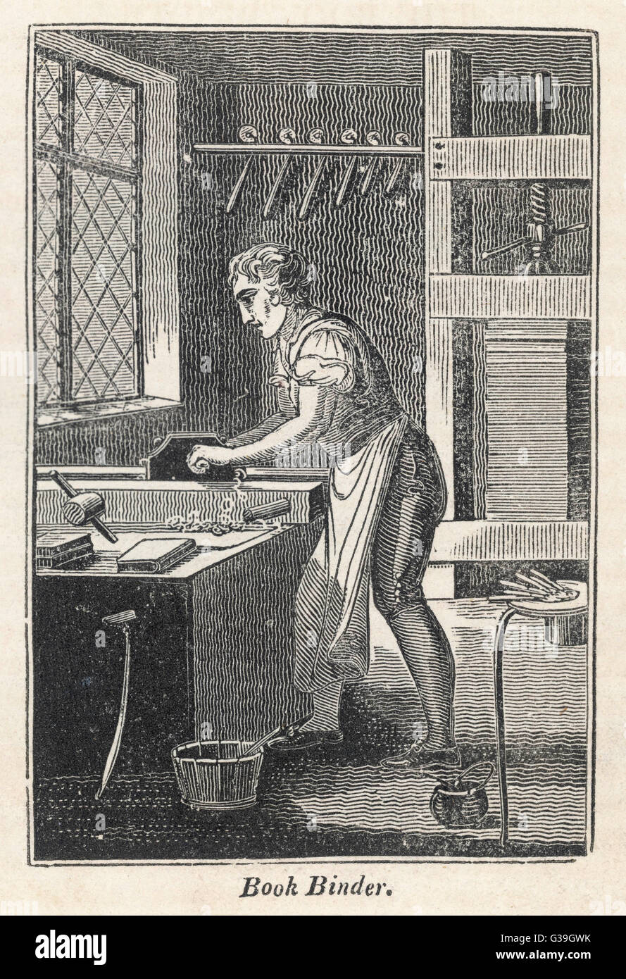 Ein Buchbinder mit einem Schraubstock um seine Bücher zu komprimieren. Andere Bücher sind in eine Großpresse hinter ihm und Töpfe von Klebern und Werkzeugen zu seinen Füßen.      Datum: 1827 Stockfoto