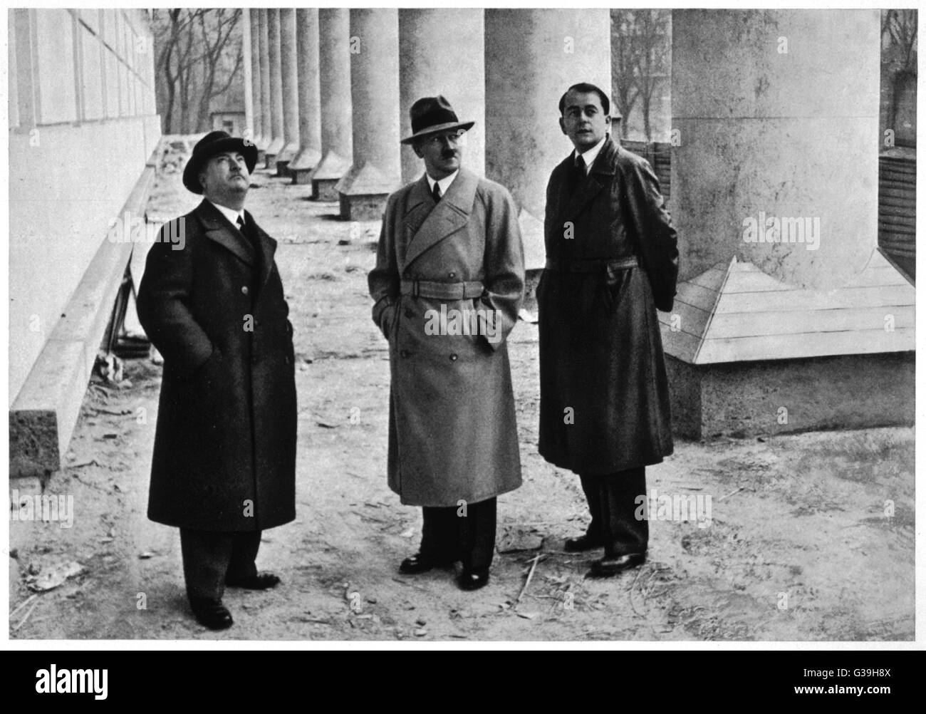 ADOLF HITLER mit Professor GALL und Architekt Albert SPEER auf dem Gelände des Haus der deutschen Kunst, München fotografiert.      Datum: 1934 Stockfoto