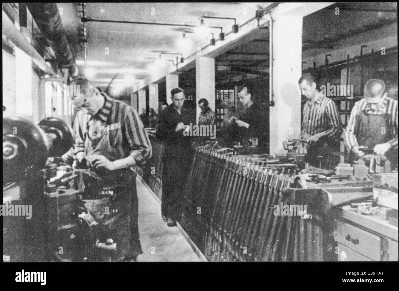 Munition von Häftlingen des KZ Dachau für den Nazi-Krieg produziert.      Datum: ca. 1943 Stockfoto
