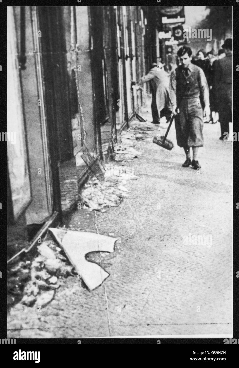 NIGHT OF THE BROKEN GLASS eine Reihe von Terroranschlägen wurden auf jüdische Synagogen und Geschäfte gemacht.  Dieses Foto zeigt die Lichtung die Glasscherben geplünderten Geschäften.     Datum: 9. November 1938 Stockfoto