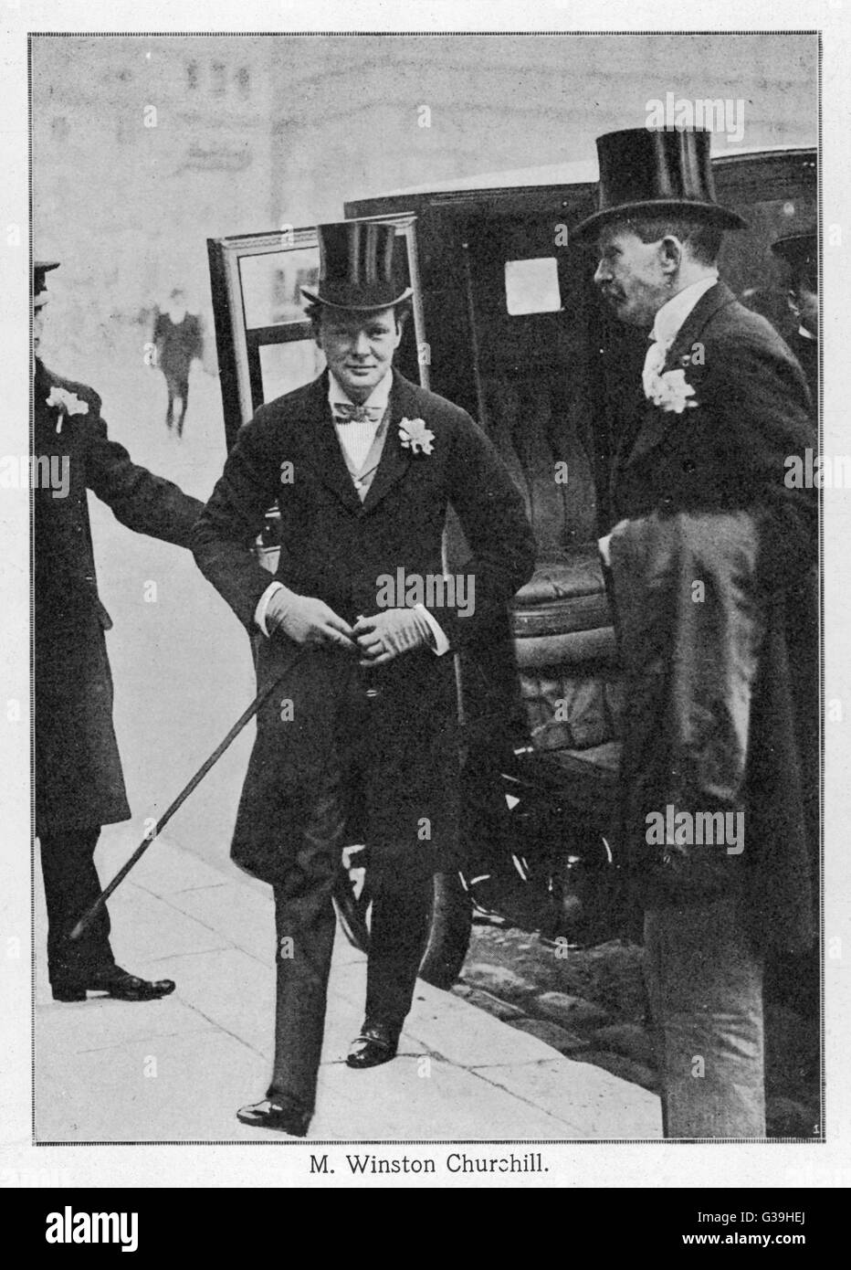 WINSTON CHURCHILL trifft in der Kirche am Tag seiner Hochzeit ein Gehrock mit Knopfloch, Fliege, Hut, Handschuhe und engen Hosen zu tragen.     Datum: 1908 Stockfoto