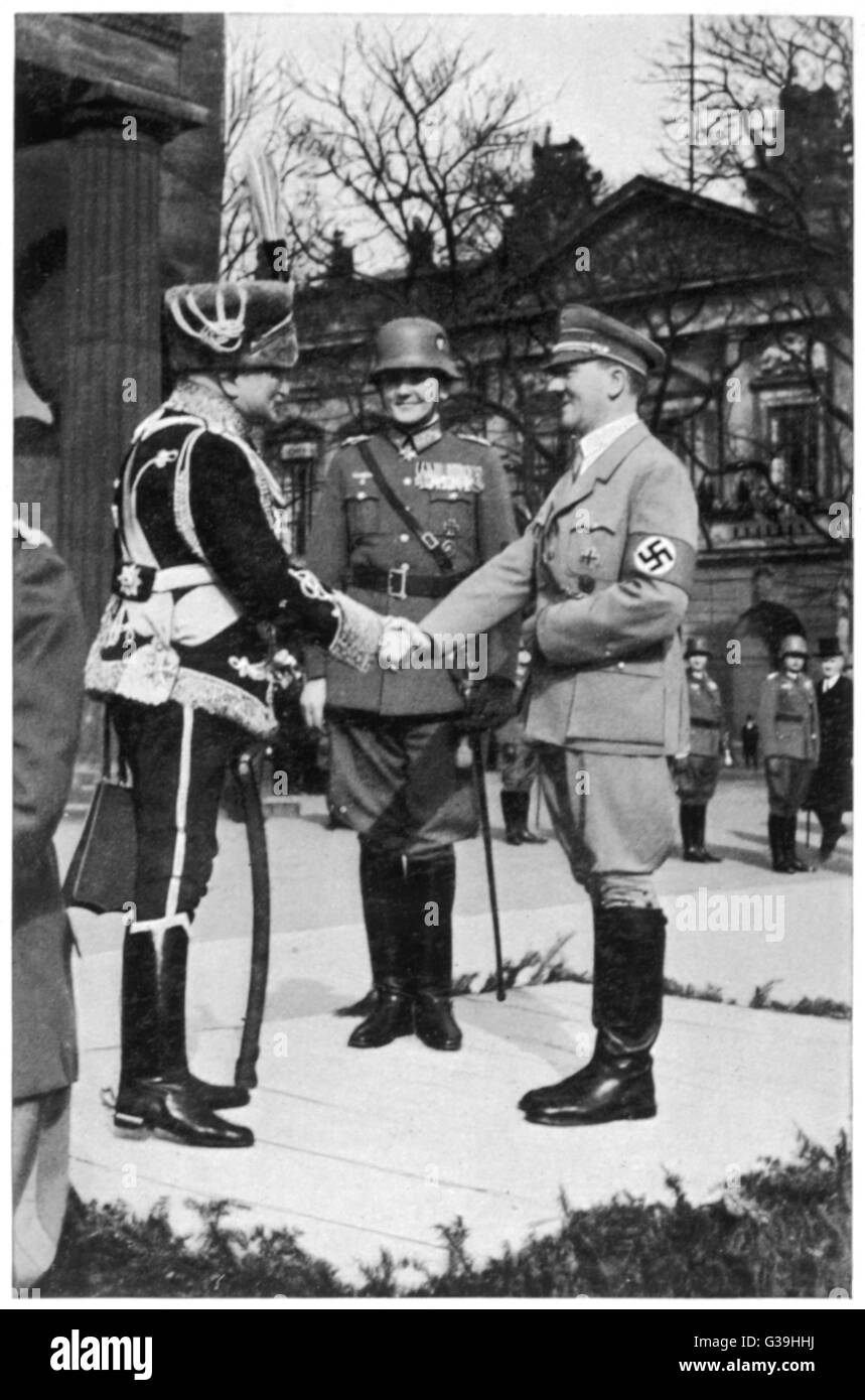 Adolf Hitler schüttelt mit von Mackensen die Hand Stockfoto