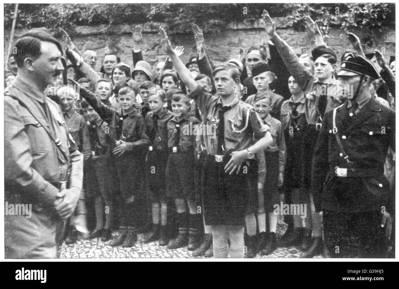 Adolf Hitler inspiziert die Hiter-Jugend und erhält den Gruß an Erfurt.       Datum: 1933 Stockfoto