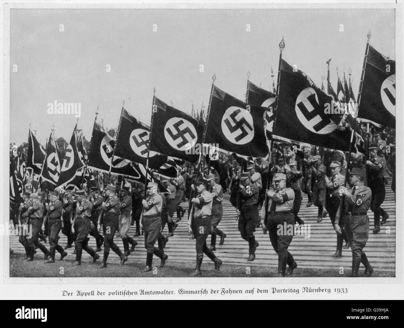 Die Fahnen voraus. Dieser Rallye ernannte der Kongress des Sieges zu Hitlers Machtübernahme zu feiern.      Datum: 31. August - 3. September 1933 Stockfoto