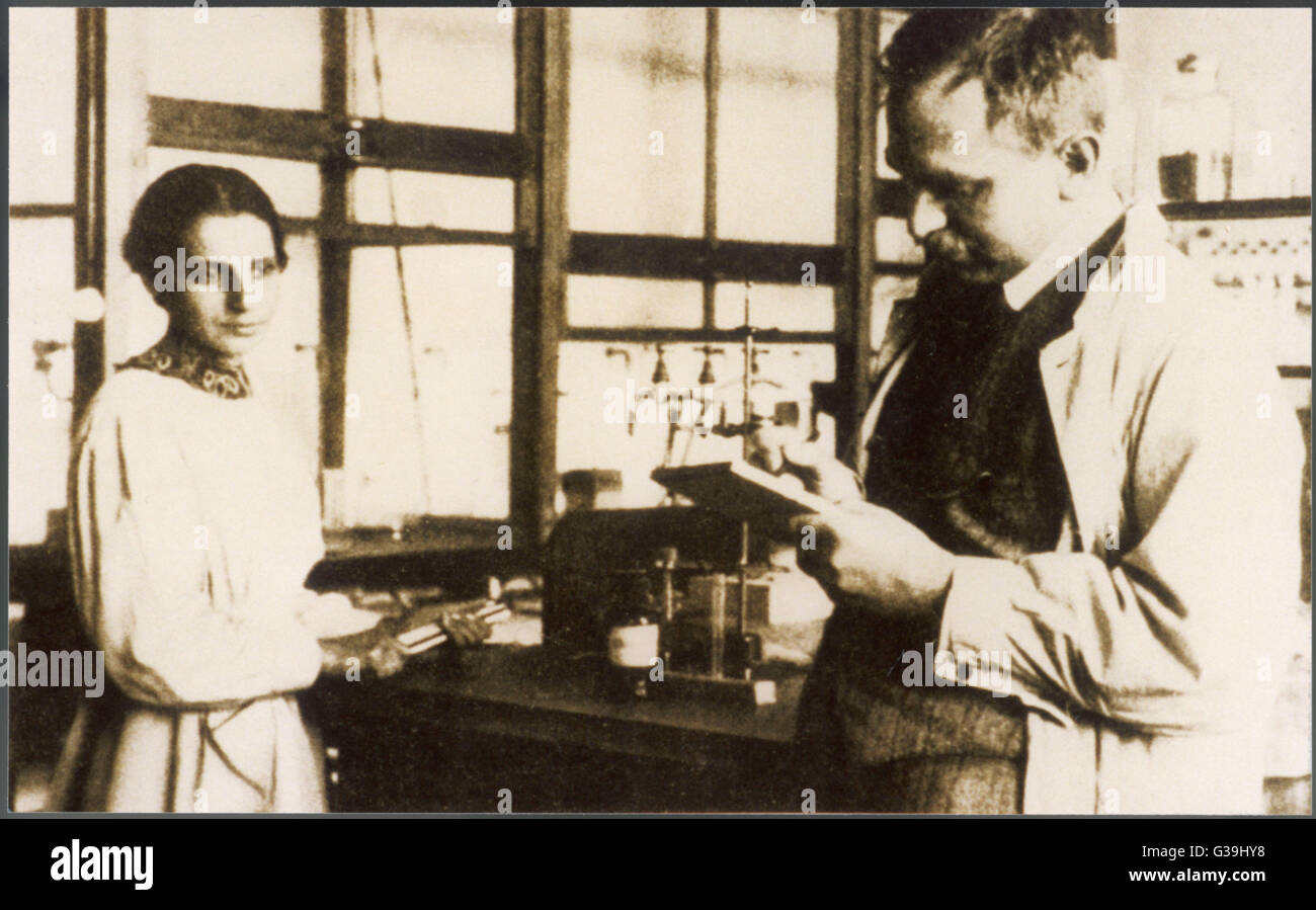 Deutsche Chemiker Otto Hahn (1879-1968), mit seinem Begleiter Lise Meitner in seinem Labor.  Otto Hahn war ein Nobelpreisträger für Chemisty im Jahr 1944.      Datum: 1913 Stockfoto