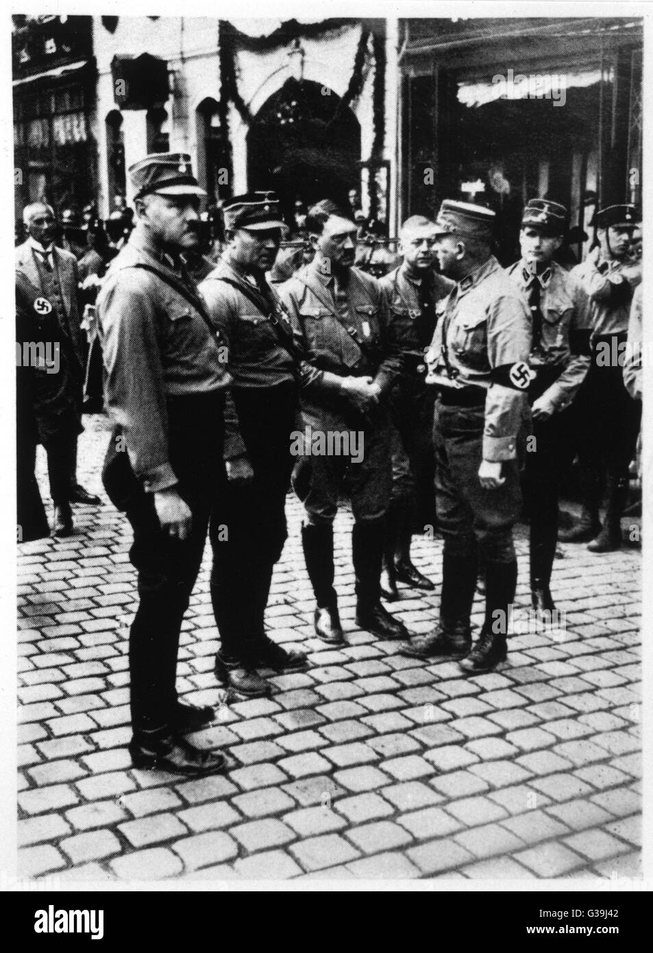 ERNST ROEHM Stabschef von Sturmtruppen mit Hitler Datum: ca. 1932 Stockfoto
