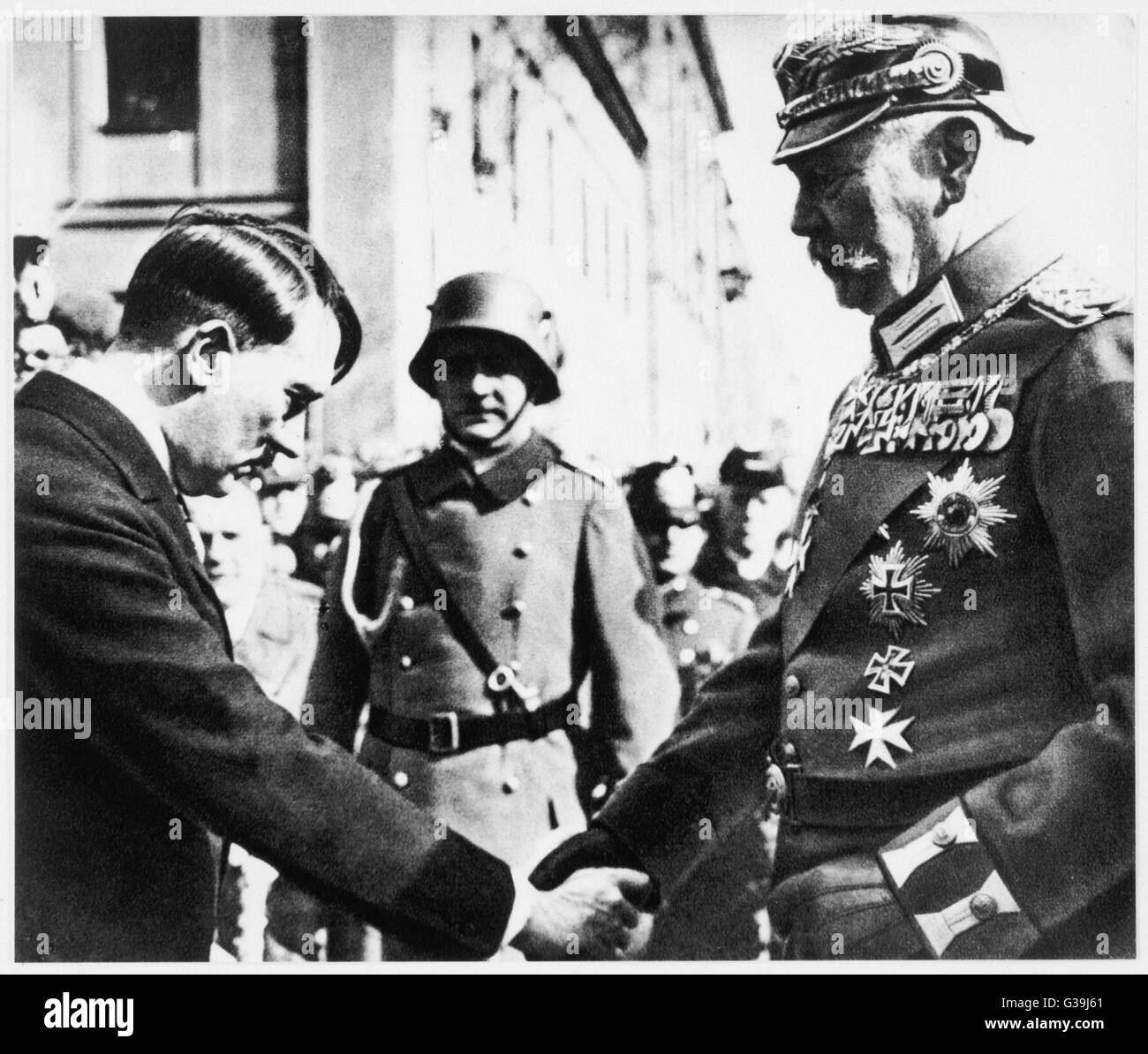 ADOLF HITLER schüttelte die Hand des Präsidenten von Hindenburg auf Potsdam Day Date: 21. März 1933 Stockfoto