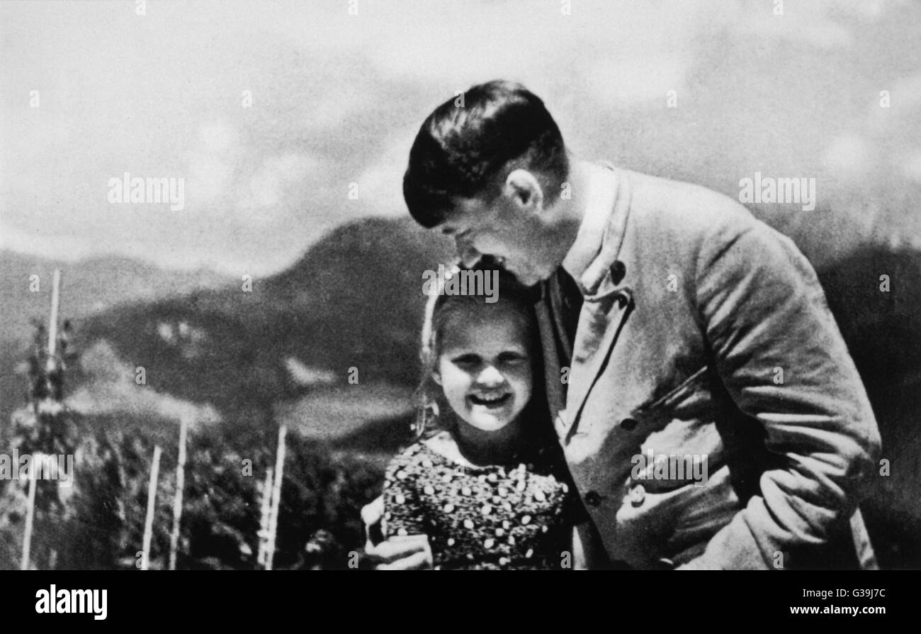 ADOLF HITLER Hitler dargestellt, wie eine "Vaterfigur", ein kleines Mädchen umarmt. Porträt circa 1936 Datum genommen: 1889-1945 Stockfoto