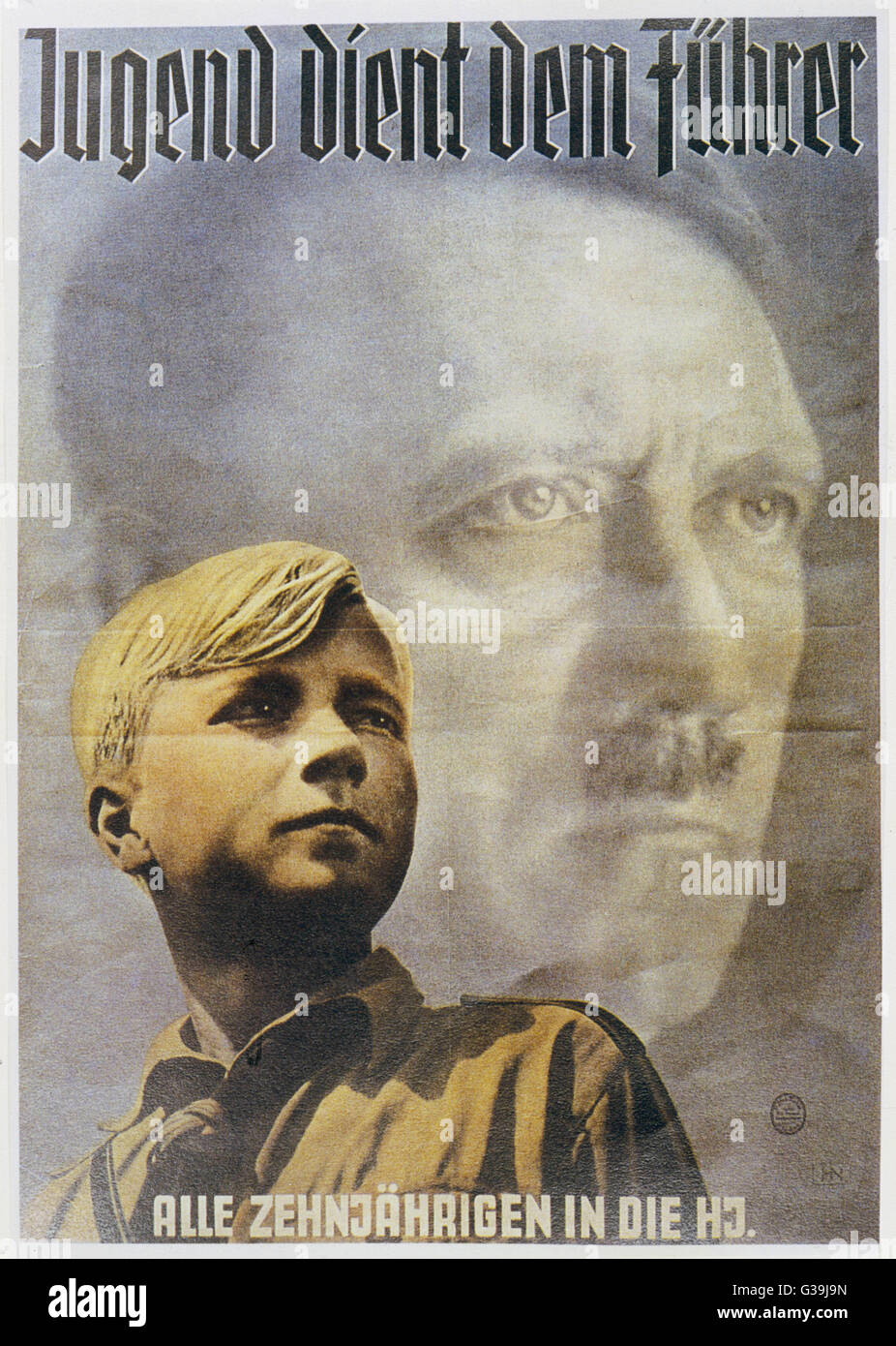 "Jugend dient dem Führer" Plakat des Dritten Reiches, einen kleiner Junge mit einem Bild von Adolf Hitler im Hintergrund zeigt.     Datum: 1930er Jahre Stockfoto