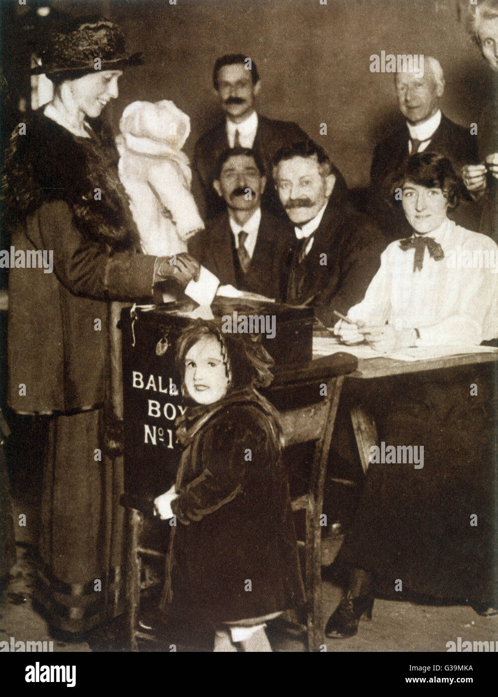 Britische Frauen über 30 Jahre alten erlaubt um zu wählen für die erste Zeit Datum: 14. Dezember 1918 Stockfoto