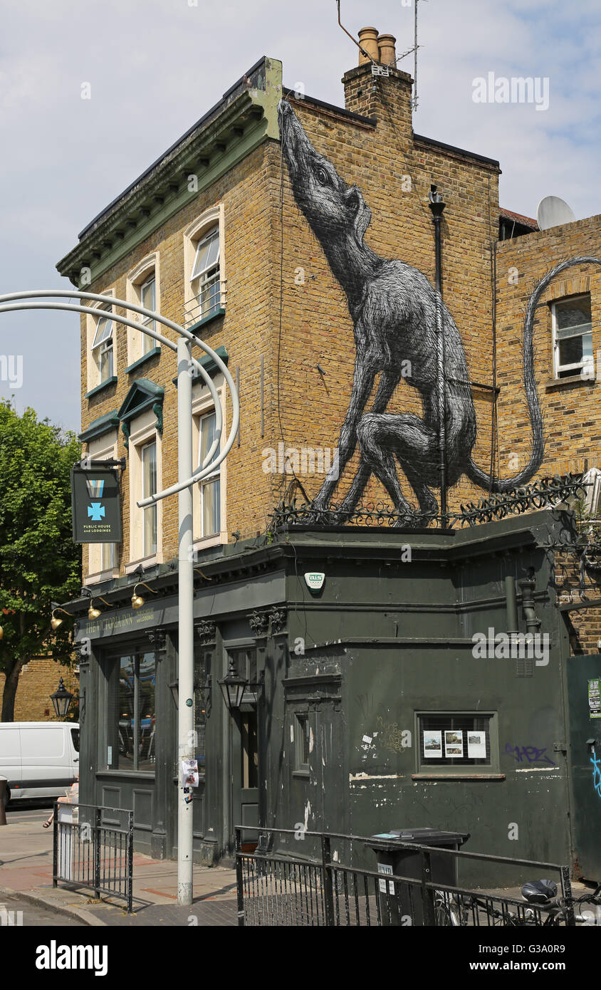 Das Victoria Inn Bellenden unterwegs in Peckham. Zeigt ein Wandbild von internationale Streetart-Künstler Roa, bekannt für seine Tierbilder Stockfoto