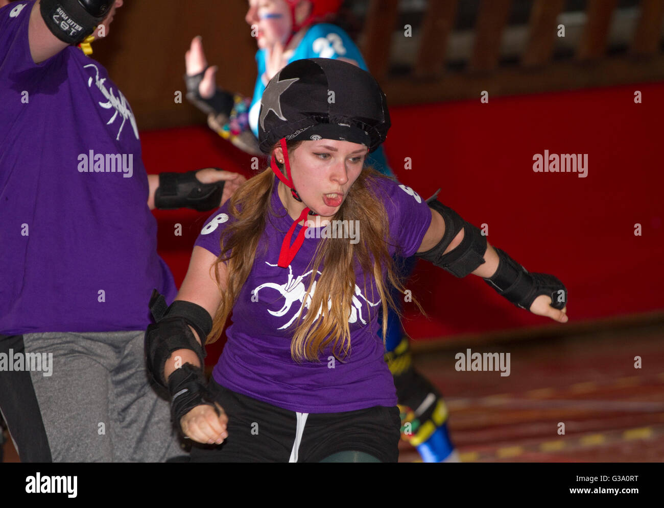 Schwere Spiel Gesicht auf weibliche Roller Derby Störsender in lila Stockfoto