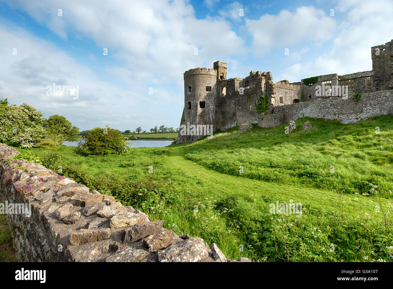 Carew Castle an der Küste von Pembrokeshire in Wales Stockfoto
