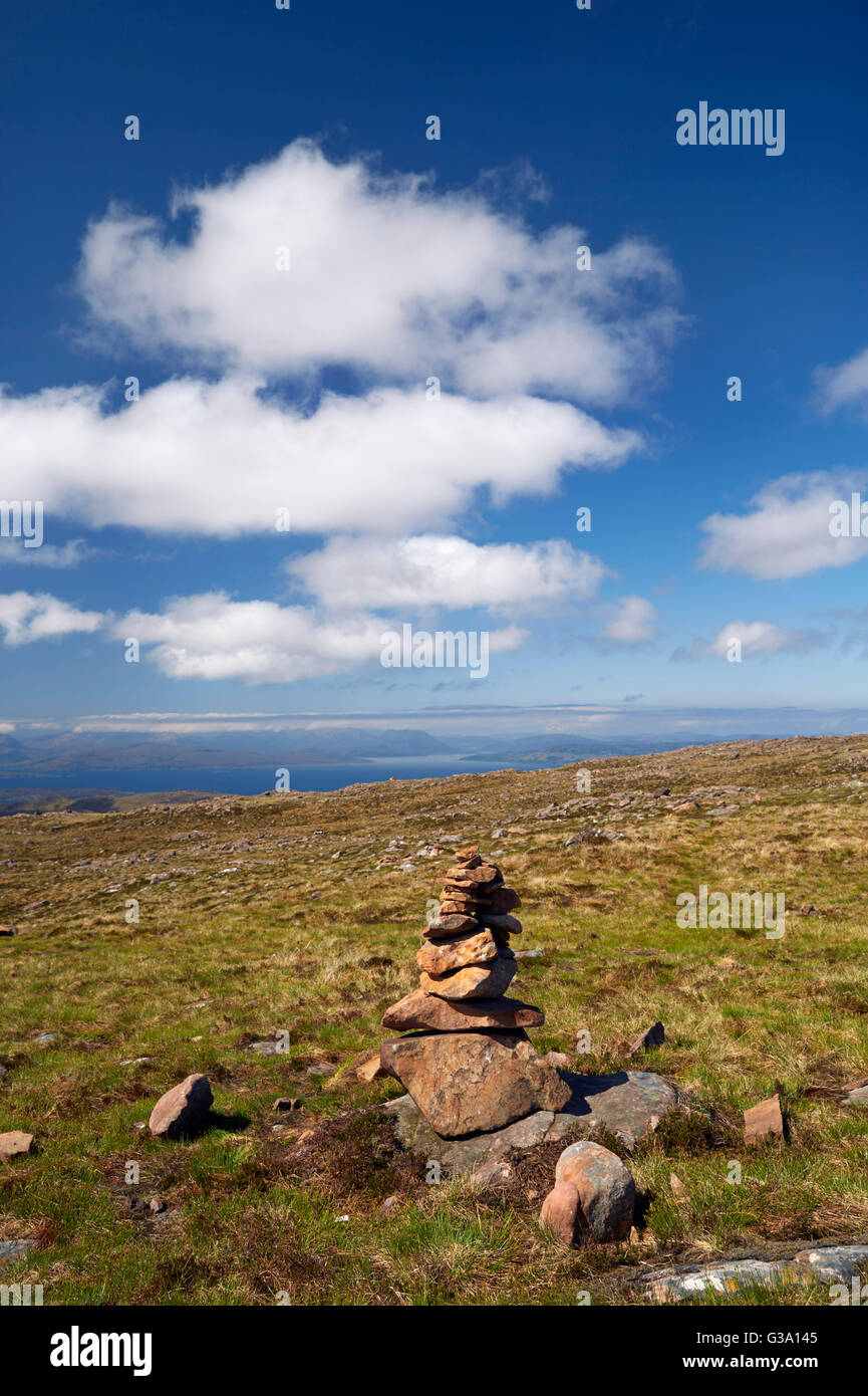 Touristische Cairn am Gipfel des Bealach Na Ba. Applecross Halbinsel, Ross und Cromarty, Schottland. Stockfoto