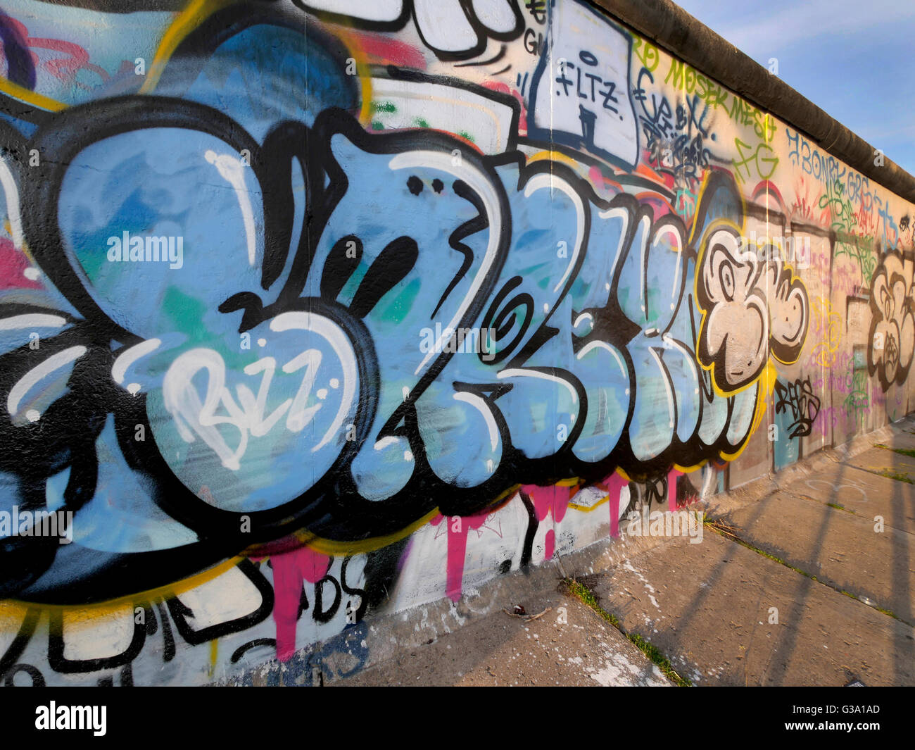 Teil der East Side Gallery, Stück der Berliner Mauer gemalt, nach dem Fall der Berliner Mauer, Berlin, Deutschland, Europa Stockfoto