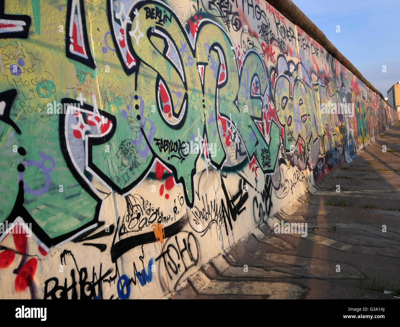Teil der East Side Gallery, Stück der Berliner Mauer gemalt, nach dem Fall der Berliner Mauer, Berlin, Deutschland, Europa. Stockfoto
