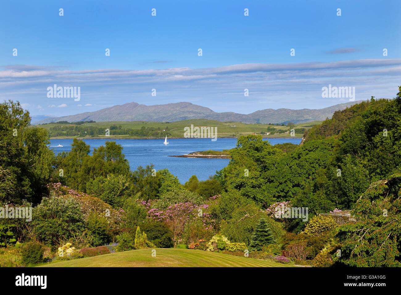 Loch Linnhe und Isle of Lismore über Gärten von Druimneil House angesehen. Port Appin, Argyllshire, Schottland. Stockfoto