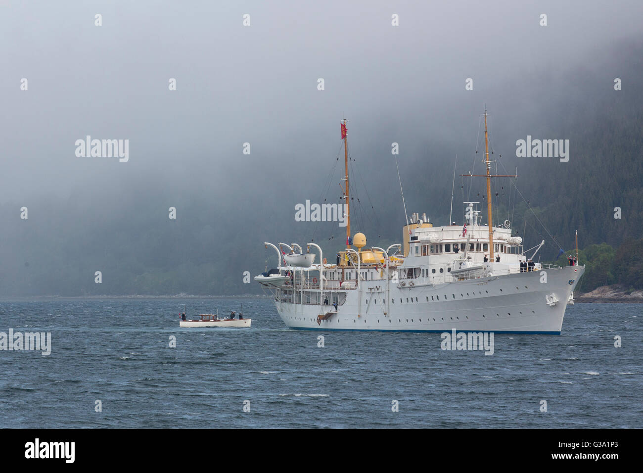 Die norwegische königliche Yacht, KS Norge, vor einem königlichen Besuch der Gemeinde Halsa in Norwegen Stockfoto