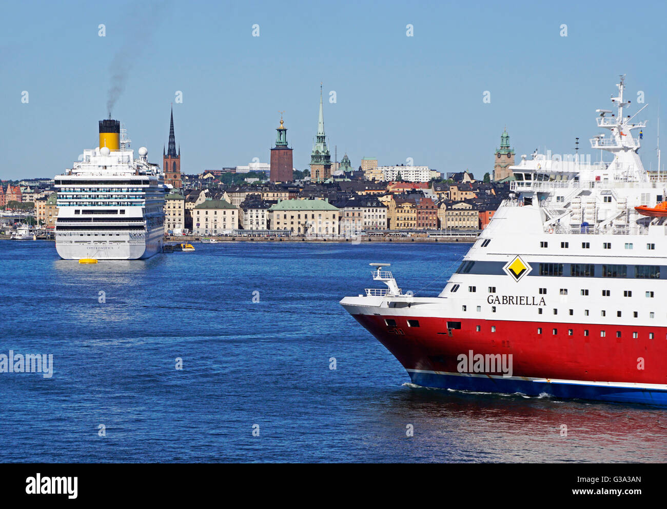 Kreuzfahrtschiffe im Hafen von Stockholm mit Gamla Stan (Altstadt) im Hintergrund. Stockfoto