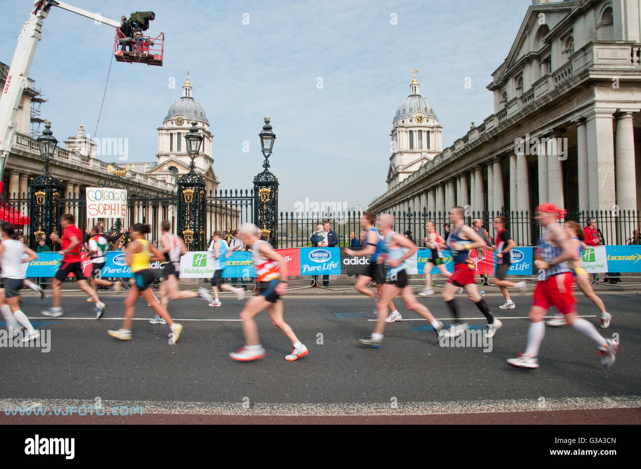 Läufer laufen durch Greenwich bei London Marathon Stockfoto