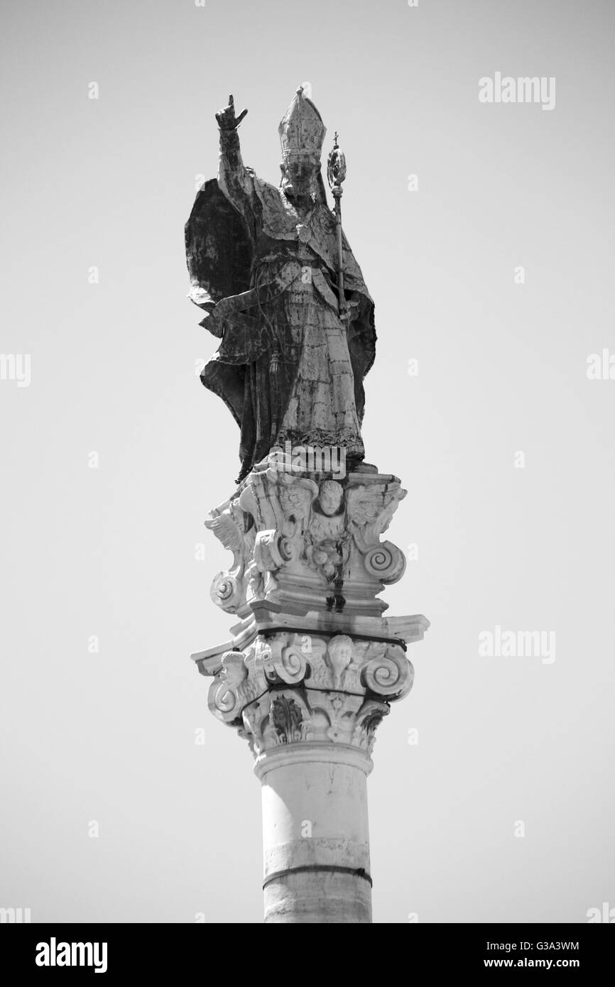 St. Oronzo Obelisk in Lecce - Italien Stockfoto