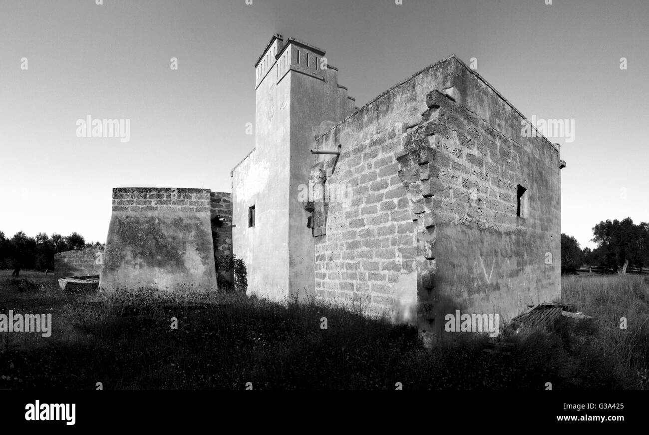 Antike Masseria aufgegeben in der Landschaft - Apulien, Italien Stockfoto