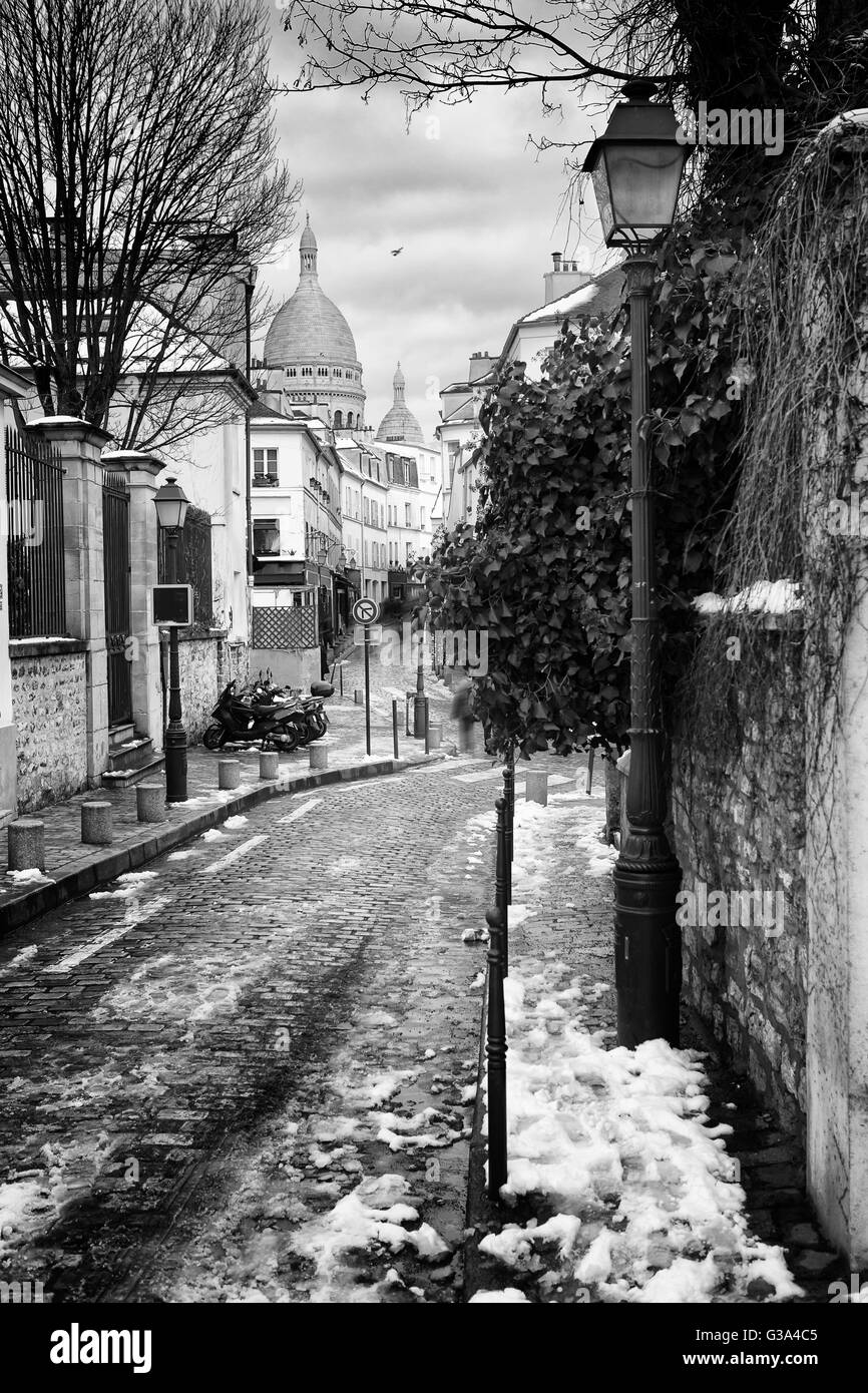 Kleine Straße und Sacre Coeur in Montmartre, Paris, Frankreich Stockfoto