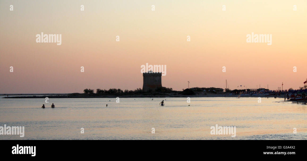 Bad im Meer in der Abenddämmerung Apulien, Italien Stockfoto