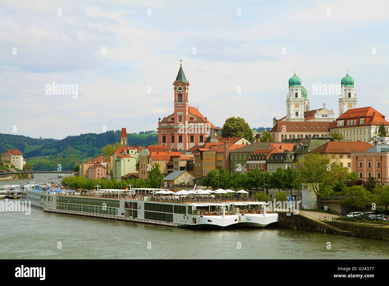 Deutschland, Bayern, Passau, Skyline, Donau, Kreuzfahrtschiffe, Stockfoto
