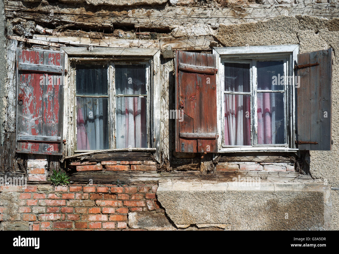 Zwei Fenster in der Ruine eines Hauses Stockfoto