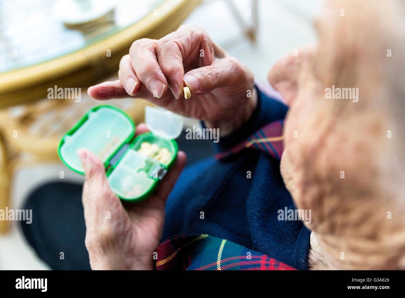 Türkische Seniorin Pillen von Medizin-box Stockfoto
