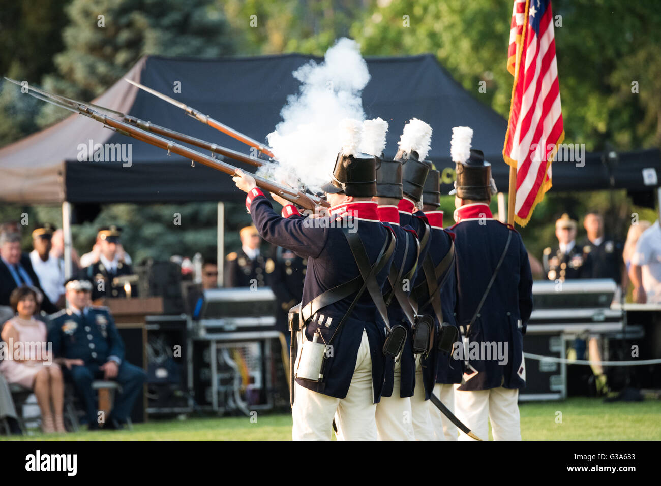 WASHINGTON DC, Vereinigte Staaten – Mitglieder des 3. US-Infanterieregiments, bekannt als „The Old Guard“, treten während des Twilight Tattoo der US Army in der Joint Base Myer-Henderson Hall auf. Die Soldaten, in Präzisionsuniformen gekleidet, demonstrieren ihre disziplinierten Übungen und zeremoniellen Fähigkeiten als Teil dieses freien, öffentlichen Militärwettbewerbs, der Geschichte und Tradition der Armee zeigt. Stockfoto