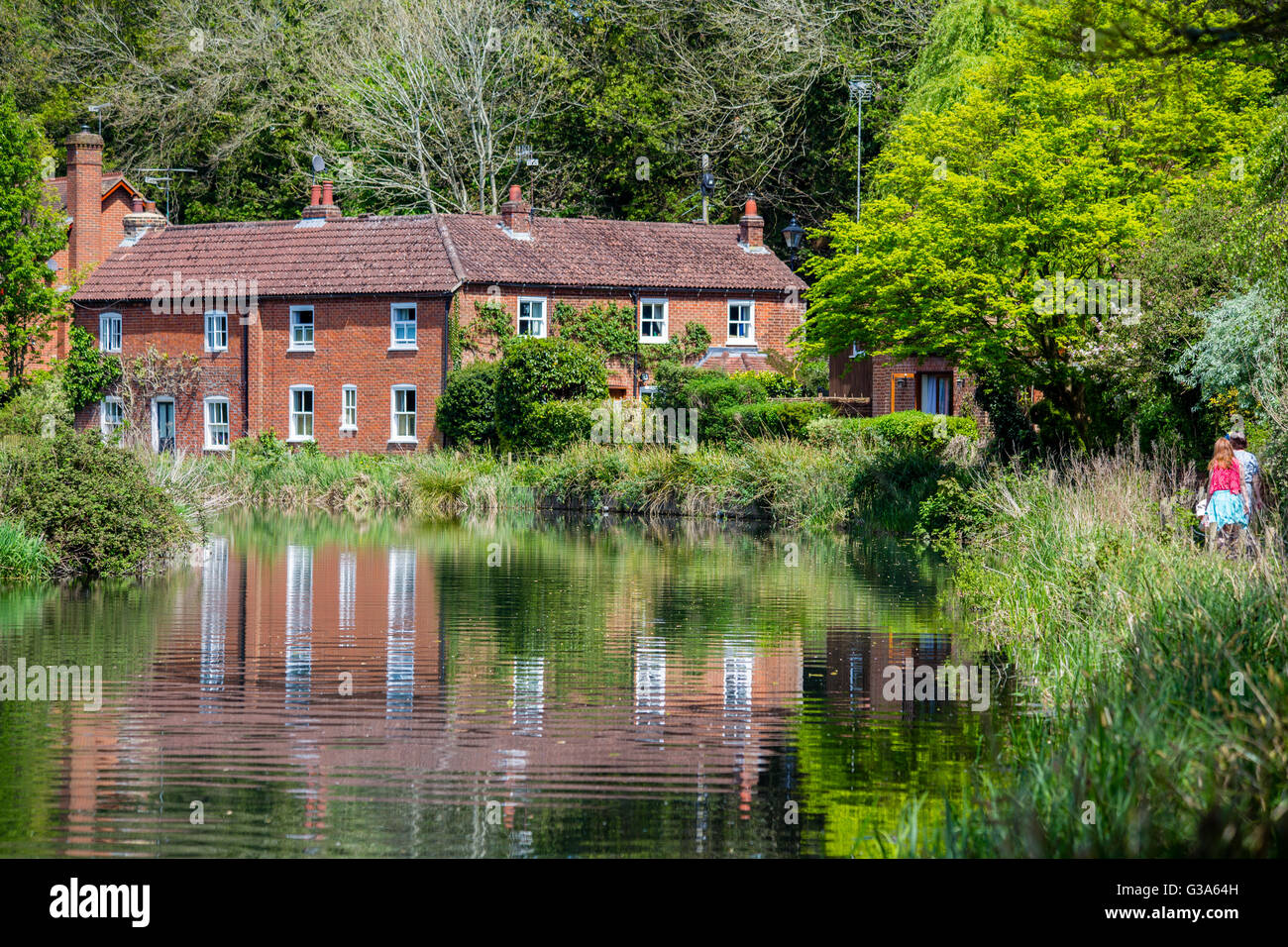 Menschen zu Fuß entlang des Flusses Itchen in der Nähe von Winchester, Hampshire Stockfoto