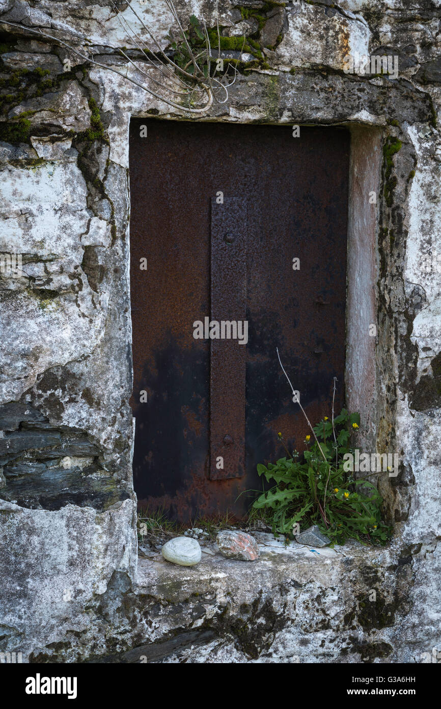 Ein Fenster mit rostigem Stahl Schalung bei "Camusfearna" wo Gavin Maxwell "Ring of Bright Water', Sandaig, Schottland schrieb Stockfoto
