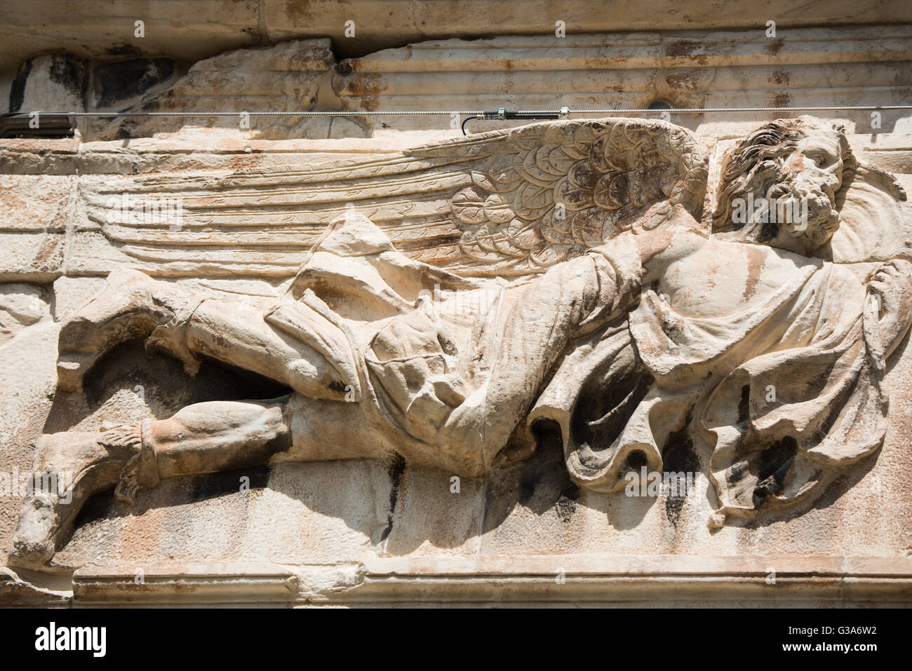 Turm der Winde Relief Athen Griechenland // ATHEN, Griechenland — ATHEN, Griechenland — das Horologion von Andronikos von Kyrrhos (auch bekannt als Turm der Winde) ist ein Werk des Architekten und Astonomers Andronikos aus Kyrrhos in Mazedonien. Sie befindet sich auf dem nördlichen Hang der Akropolis in der Nähe der römischen Agora (und befindet sich heute in der archäologischen Anlage der Antike Agora). Sie wurde in der späten hellenischen Zeit erbaut, möglicherweise am Ende des 2. Jahrhunderts v. Chr.. Erbaut zwischen 19 v. Chr. und 11 v. Chr., war die römische Agora das Handelszentrum des antiken Athen. Es hatte ein großes rechteckiges Gebäude mit einem offenen Gebäude Stockfoto